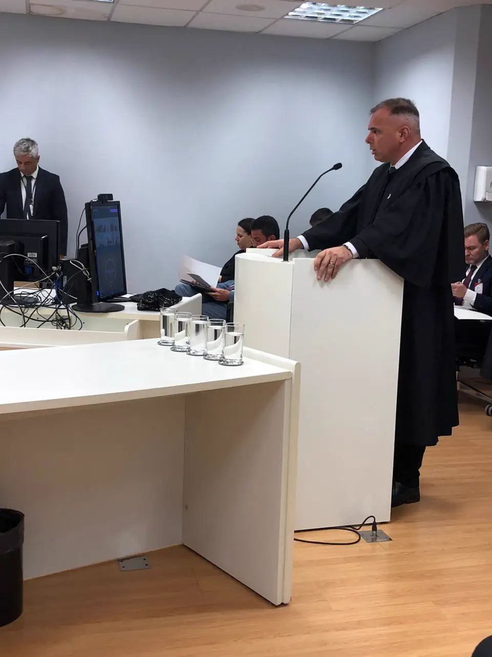 Advogado em sustentação no tribunal, imagem do case Aldo Nunes